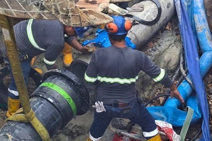 Los obreros trabajaron en reparar el acueducto ubicado en la avenida 25 de Julio, en el sur de Guayaquil.