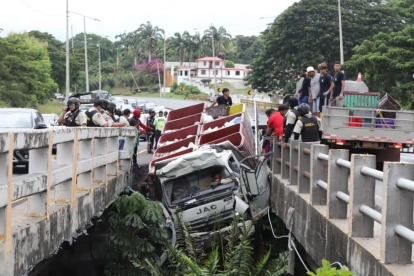 El camión quedó suspendido en un puente ubicado en el kilómetro 28 de vía a la costa.