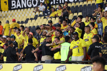 Hinchas de Barcelona SC demostraron su descontento por los malos resultados del equipo.