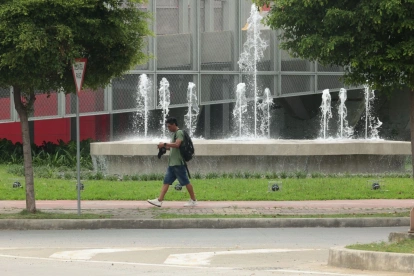 Entrada. Al ingresar a El Buijo, la ciudadanía puede apreciar fuentes de agua, grandes centros comerciales y diversas marcas de restaurantes.