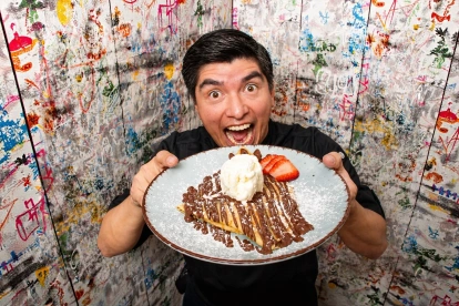 Crepe de fresas con chocolate y helado, un clásico que nunca falla.