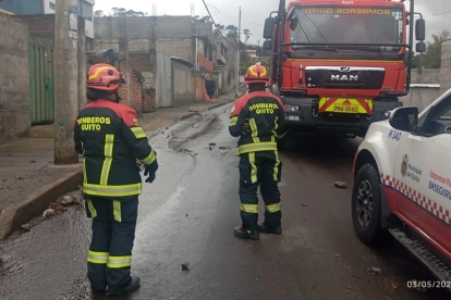 Equipos de respuesta llegaron hasta Nueva Aurora, en Guamaní, tras el desbordamiento de una quebrada.