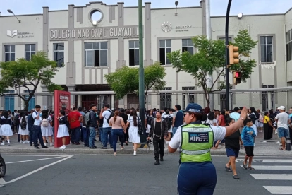 Padres de familia acompañan a sus hijos en el regreso a clases en la región Costa.