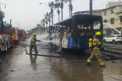 El bus de transporte público quedó severamente afectado por el incendio registrado este 4 de mayo de 2026.