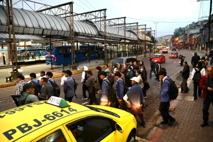 Usuarios esperan transporte en La Marín tras el fin del toque de queda en Quito.