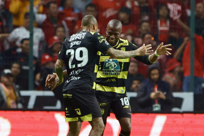 Robert Nunes (i) y Enner Valencia de Pachuca celebran el gol del partido de los cuartos de final de la Liga MX entre Toluca y Pachuca.