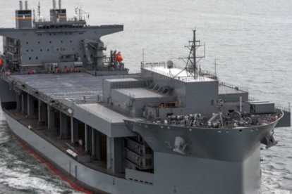 Medios iraníes informaron que un buque de la Armada de Estados Unidos había sido alcanzado por dos misiles cerca de Jask.