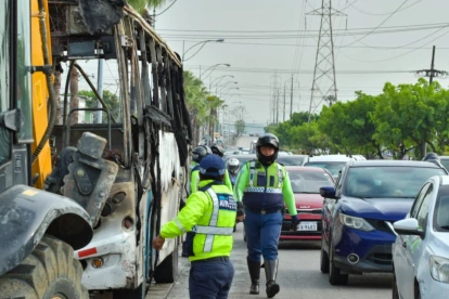Agentes de control intervienen tras el incendio del bus en La Orellana, con fuerte congestión en el norte de Guayaquil.