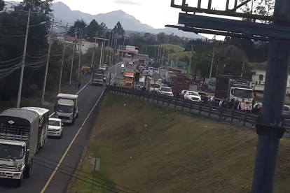 Buses, vehículos livianos y camiones ingresaron a Quito por la avenida Panamericana Sur, después del toque de queda.