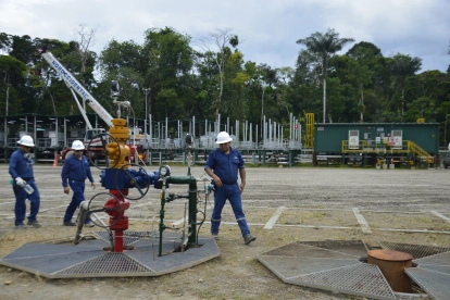 Trabajadores hacen labores en un pozo de petróleo de Petroecuador.