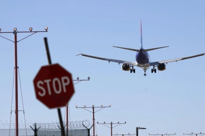 Fotografía de referencia de un avión que desciende para aterrizar en Los Ángeles, California, EEUU.