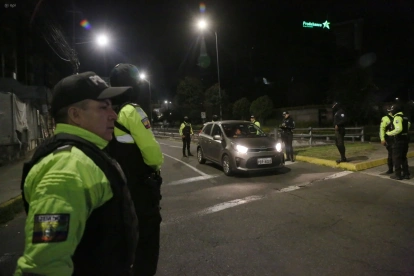 Policías y militares se desplegaron en puntos estratégicos de Quito durante el toque de queda.