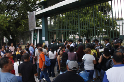 En la unidad educativa Simón Bolívar, en la avenida de las Américas, estudiantes de bachillerato se formaron en fila para ingresar al plantel en el primer día de clases.
