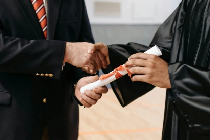 Para ‘ganar’ un concurso hay que ir ‘juntando méritos’. Primero, matriculándose a todas las maestrías y ‘pehachedés’ posibles.