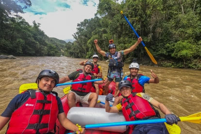 Viajeros disfrutan de hacer turismo en Ecuador.