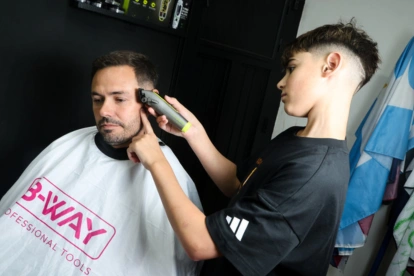 Con 14 años, Gael cursa tercer año de secundaria y se dedica a la barbería.