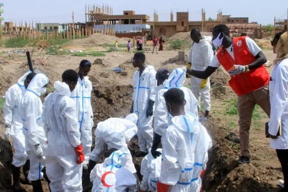 Miembros de la Media Luna Roja Sudanesa y expertos forenses exhuman restos de tumbas improvisadas en el suburbio sureño de Al-Azhari, en Jartum, el 2 de agosto de 2025.