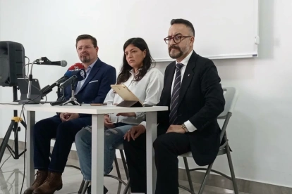 De izquierda a derecha, César Ricaurte, de Fundamedios; y Amanda Villavicencio, de La Fuente.