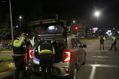 Controles policiales y militares se desplegaron en distintos puntos de Quito durante el toque de queda.