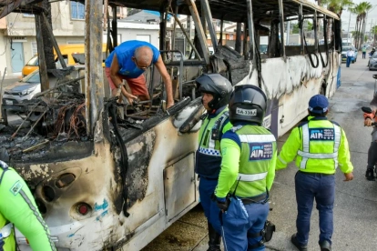 El bus de la línea 85 quedó reducido a chatarra tras el incendio en la avenida Francisco de Orellana, en el norte de Guayaquil.