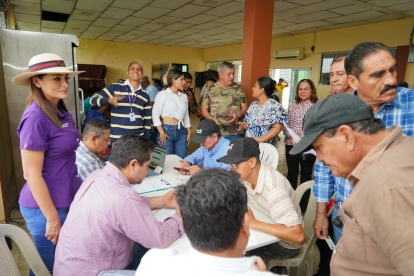 Agricultores conversan con representantes del Ministerio de Agricultura para vender el arroz al Gobierno.