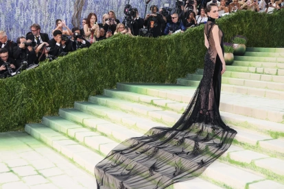 La modelo británica Cara Delevingne posa en la alfombra blanca de la Gala Met 2026.