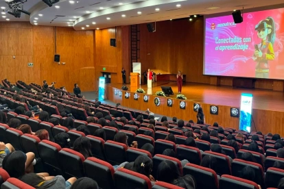 Niñas y jóvenes participaron en Innováticas, una iniciativa de Claro que promueve el desarrollo de habilidades digitales y el liderazgo femenino en tecnología.