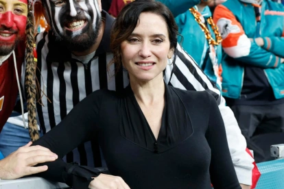 La agenda internacional de la presidenta madrileña coincide con cuestionamientos por la situación interna en la región.