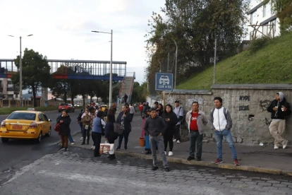 Usuarios esperan una unidad en la av. Mariscal Sucre. El gremio operará desde este 5 de mayo desde las 08:00.