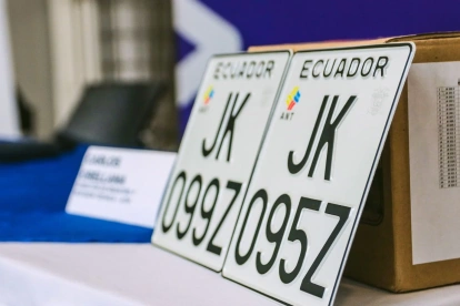 ANT entrega 429.809 placas entre febrero y abril de 2026 en todo Ecuador para cerrar rezago 2025.