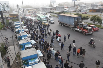 En Carapungo, los usuarios aguardan por un bus. La operación se inicia a las 08:00.