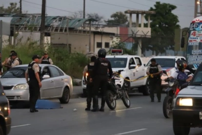 Agentes policiales resguardan el sitio del crimen en el norte de Guayaquil, donde fue asesinada Gabriela Triviño, funcionaria del SNAI.