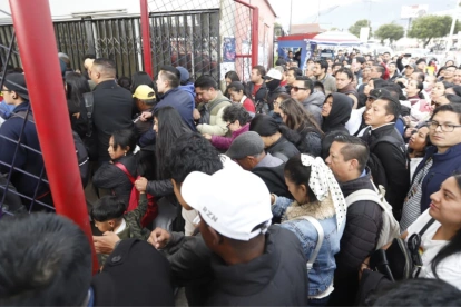 Usuarios hacen largas filas en Carapungo tras la reducción de horarios del transporte público en Quito.