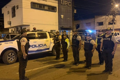 Referencial.Policías de Manabí permanecen en formación durante los operativos nocturnos por el toque de queda.