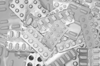 Autoridades hallaron polvos sin identificar y medicamentos durante un operativo en la Zona 8 de Guayaquil.