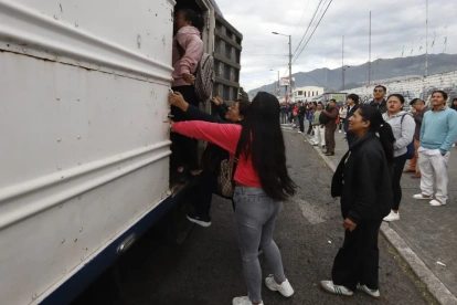 Los buseros paralizaron el servicio de transporte urbano en Quito este 5 de mayo de 2026. Las personas buscaron formas de llegar a sus destinos: viajaron en camiones, furgonetas, taxis.