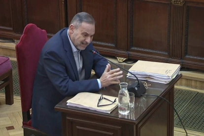 Captura de la señal del Tribunal Supremo en la que aparece el exministro José Luis Ábalos durante su declaración, este lunes.