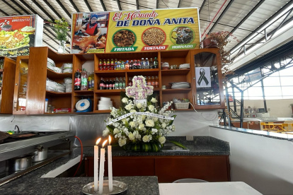 En el mercado 12 de Abril se colocó una ofrenda floral y unas velas en memoria de Ana Tosi, quien fue asesinada en su vivienda el reciente fin de semana.
