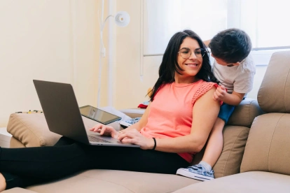Para que le alcancen las horas para cumplir con ambas facetas, una madre tendrá que sacrificar la única dimensión que le queda, la personal.