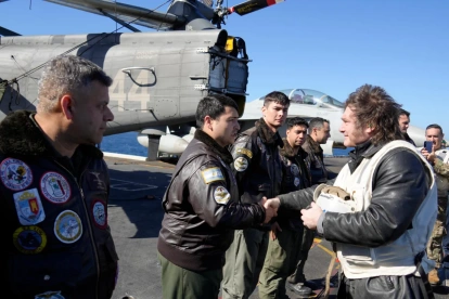 El mandatario Javier Milei (d) saludando a integrantes del portaaviones USS Nimitz este jueves, en Mar del Plata (Argentina).
