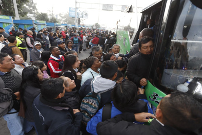 Usuarios se empujan para lograr ingresar a las pocas unidades disponibles en la capital.