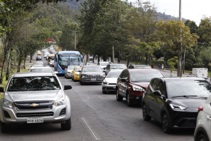 Tráfico vehicular se intensifica en una de las principales vías de Quito ante la reducción del servicio de transporte público.
