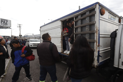 Personas abordan vehículos no convencionales en medio de la crisis del transporte urbano.