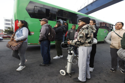 Usuarios en condiciones de salud vulnerables esperan largas filas ante la falta de buses en la capital ecuatoriana.
