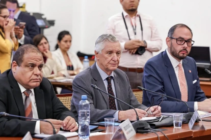 Ministros de Perú asistiendo a la Comisión de Defensa del Congreso de Perú para explicar el polémico proceso de compra de una flota de aviones, este lunes en Lima (Perú).