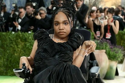 Aaron Rose Philip, modelo estadounidense, marca un hito de inclusión al desfilar en la gala con un estilo que desafía estereotipos en la industria.