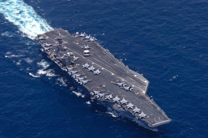 El USS George H.W. Bush (CVN 77) navega por el mar Arábigo mientras las fuerzas estadounidenses hacen cumplir el bloqueo naval contra Irán.