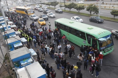 La falta de unidades de transporte público complicó la movilidad en varios sectores de Quito.