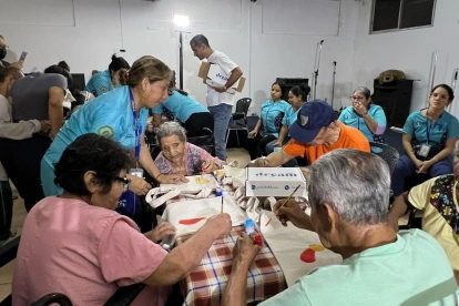 Profesionales enseñan arte a adultos mayores.