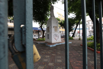El monumento a la Madre, inaugurado en 1948, está en un parque del centro de Guayaquil cuyas puertas están cerradas con candados.